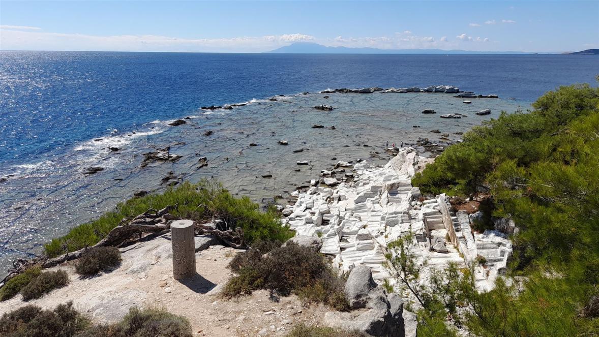 Die Südspitze von Aliki. Im Hintergrund der Berg Athos auf der Chalkidi.