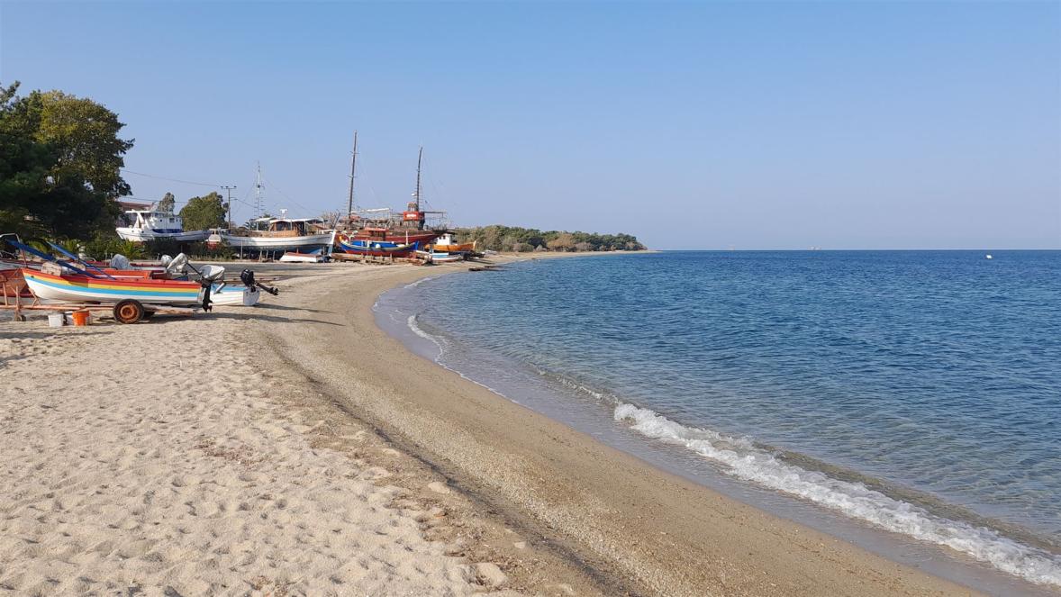 Sandstrand und Werft in Skala Prinos